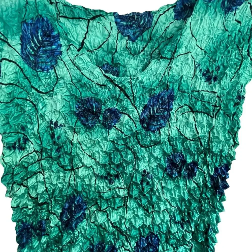 Blue and Teal Crinkled Floral Tank Top: 90s, Y2K